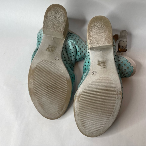 Unity in Diversity Laser Cut Leather Slouchy Sling Back Block Heel Sandal - Picture 11 of 12